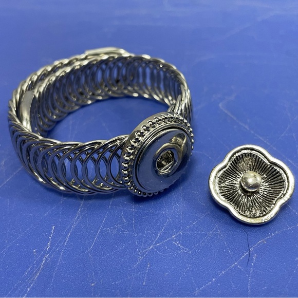 Expandable Easy Wear Snap Button Bracelet - Picture 6 of 7